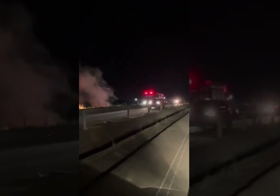 Carros colidem, pegam fogo e três pessoas morrem carbonizadas na Barra de São Miguel