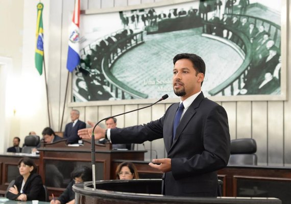 Deputado cobra políticas de valorização e de combate à violência contra as mulheres