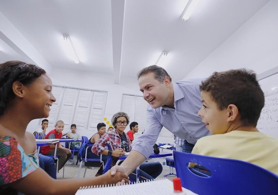 Governador anuncia rateio de recursos do Fundeb para 12 mil professores e monitores