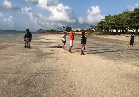 Idoso de 72 anos encontrado morto na areia da Praia de Pajuçara foi  vítima de afogamento, diz IML