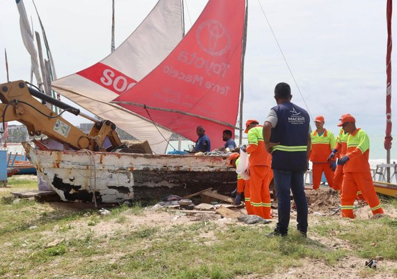 Operação Praia Limpa: SEMSC reordena jangadas da orla de Maceió