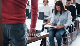 66% dos universitários endividados já cortaram itens básicos para pagar mensalidade, revela Serasa