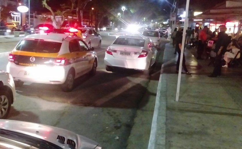 Operação Bares flagra veículos estacionados de forma irregular em Maceió