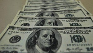 Dólar fecha em queda de mais de 1% nesta segunda-feira