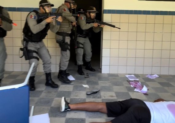 Batalhão Escolar encerra estágio com atividade simulando ataque em unidade de ensino