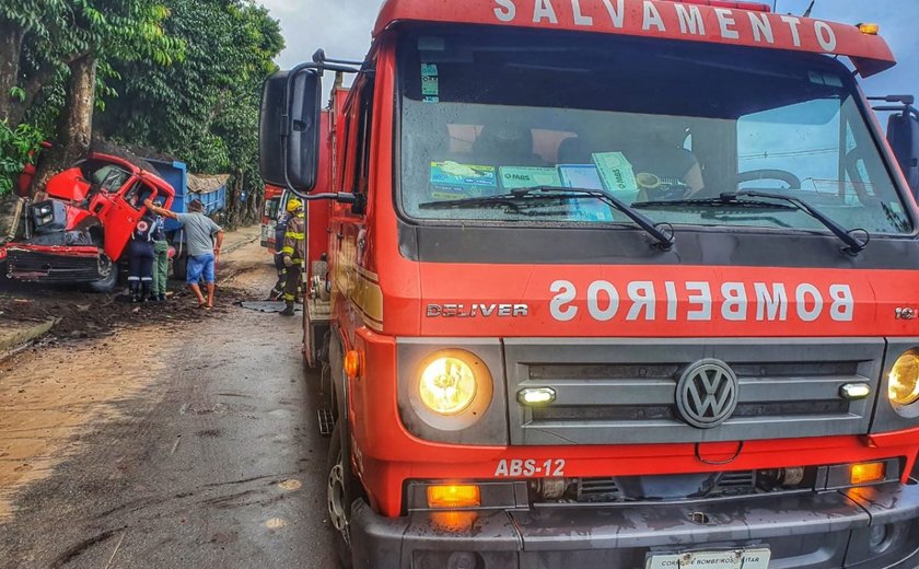 Caminhoneiro fica preso às ferragens após colidir contra árvore em Rio Largo