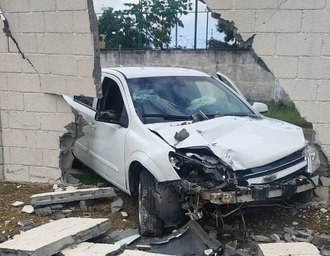 Carro derruba muro de condomínio no Antares