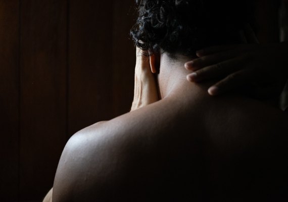 Entre poesia e corpo: Cia do Chapéu lança “Pelos Poros e Pequenos Apelos”