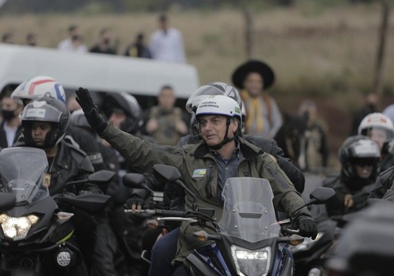 Bolsonaro participa de passeio de moto com apoiadores em SC