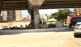 Pessoas em situação de rua são retiradas de área sob viaduto de Jacarecica