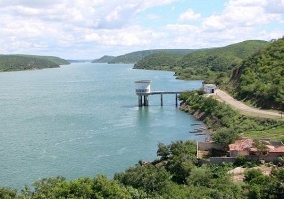 Casal efetua manobras operacionais para garantir abastecimento da Bacia Leiteira