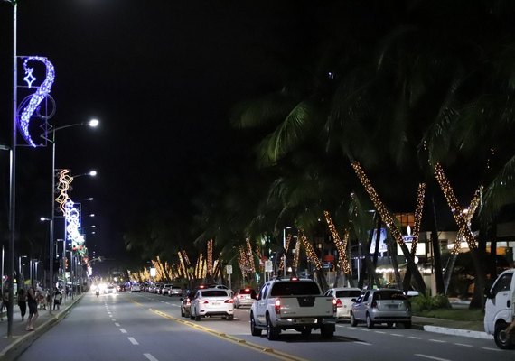 Iluminação de fim de ano na orla de Maceió fascina alagoanos e turistas