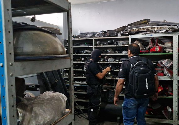 Vídeo mostra esquema de adulteração de carros roubados em oficinas clandestinas em Maceió