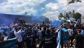 Torcida lota aeroporto e faz festa no embarque do Grêmio rumo à BH