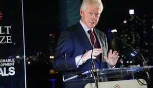 Em evento em SP, Bill Clinton pede a brasileiros que não votem movidos pela raiva