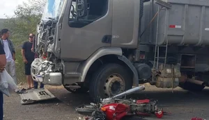 Motociclista morre em colisão contra caminhão caçamba na AL-145