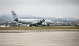 Avião com 221 brasileiros repatriados do Líbano chega em Guarulhos