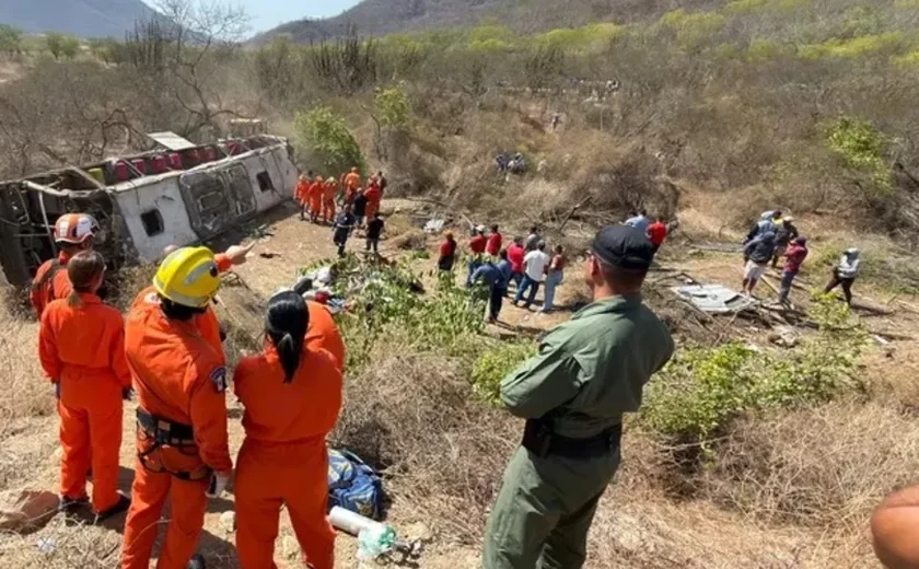 Seis vítimas de acidente com ônibus de romeiros seguem internadas em hospitais de Alagoas