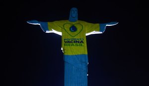 Cristo Redentor é iluminado para marcar campanha de vacinação contra a gripe