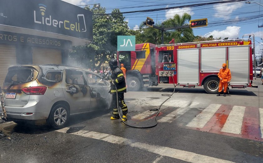 Veículo pega fogo em praça pública no Centro de Arapiraca