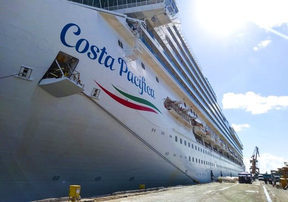 Navio Costa Pacifica traz mais de 3,8 mil turistas a Maceió