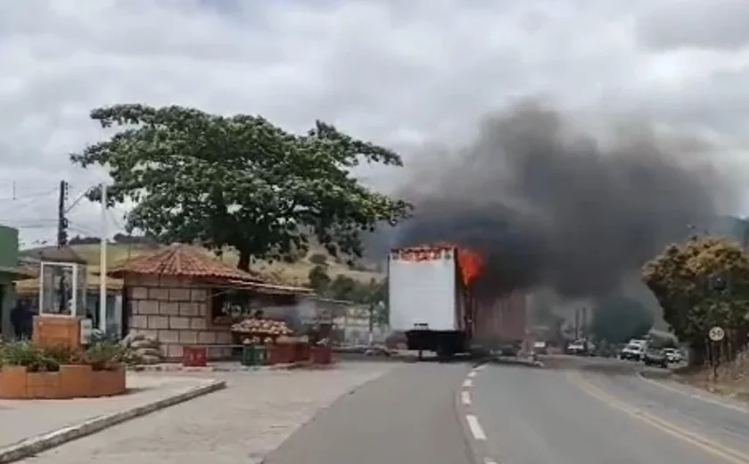 Carreta pega fogo e mobiliza PRF na BR-316 em Maribondo