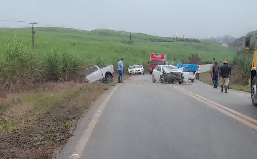 Colisão entre carro e caminhonete deixa uma pessoa ferida na BR-416