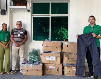 Cooperativa de Maceió doa 260 peças de roupa para instituição beneficente da capital