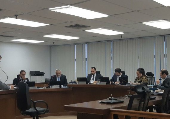 CSA e Ceará são multados após confusão entre torcidas; Rei Pelé é interditado