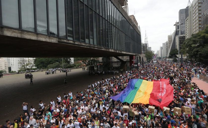 Parada do Orgulho LGBT lota Avenida Paulista e defende Estado laico