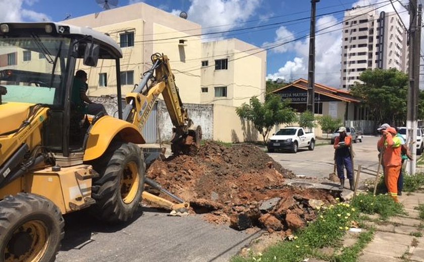Prefeitura de Maceió inicia trabalho em via danificada no bairro do Pinheiro