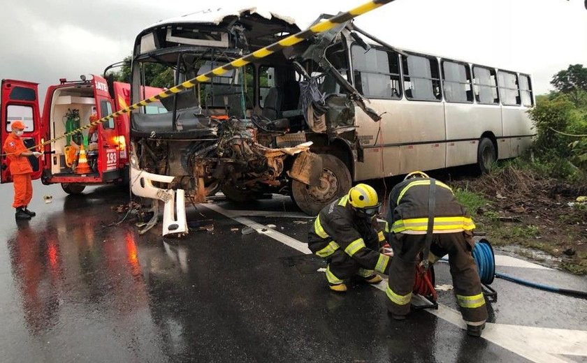 Três ficam feridos após colisão entre ônibus e carreta