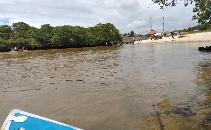 Dupla tenta fugir pelo mangue com granada, drogas e arma