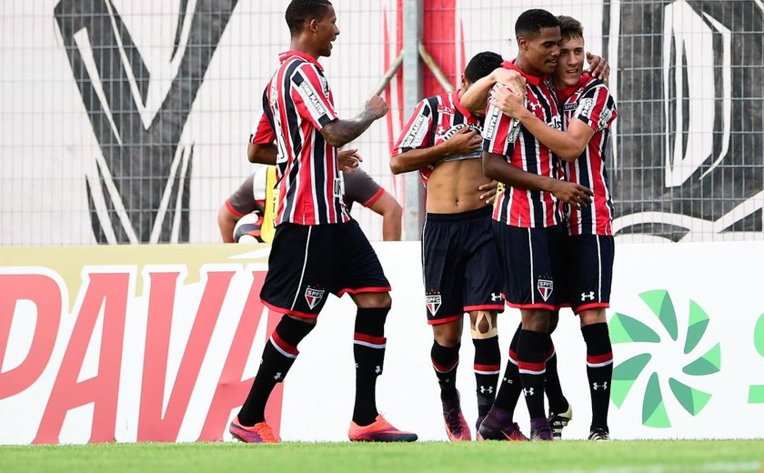 Com falha de goleiro rival, São Paulo vence e encara a Chape na 2ª fase