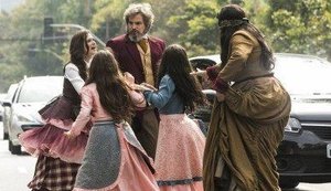 Família de 'congelados' desperta, foge e apronta confusão no trânsito