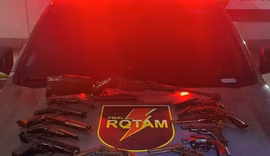 Polícia Militar apreende 13 armas em apartamento no bairro do Farol, em Maceió