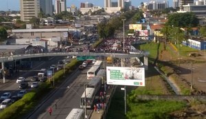 Cepa: Sem transporte escolar há vários dias, alunos bloqueiam na Fernandes Lima