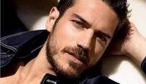 Galã global se irrita com polêmica sobre ser gay: 'Prazer não tem gênero'