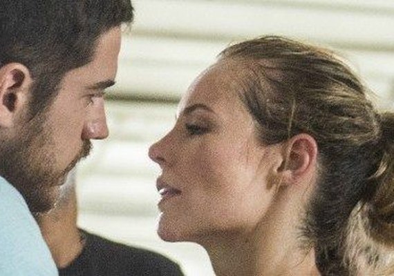 'A Força do Querer': Após primeiro beijo, Jeiza e Zeca começam a namorar