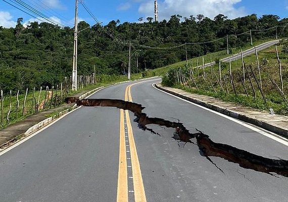 Avenida que liga parte alta à baixa de São Miguel dos Campos é 100% interditada após formação de rachadura