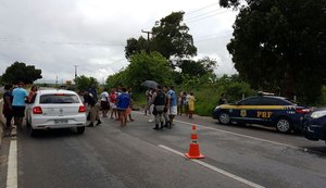 Manifestantes interditam rodovia BR-104 parcialmente em Rio Largo