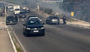 Corpo de Bombeiros combate incêndio em vegetação na Avenida Rotary