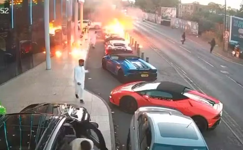 Carros de luxo são incendiados com coquetéis molotov no Reino Unido