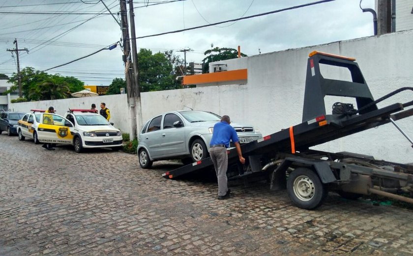 Operação da SMTT de Maceió flagra veículos estacionados em locais proibidos