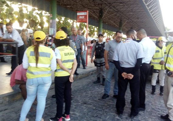 Briga por lençol termina com mulher esfaqueada em terminal