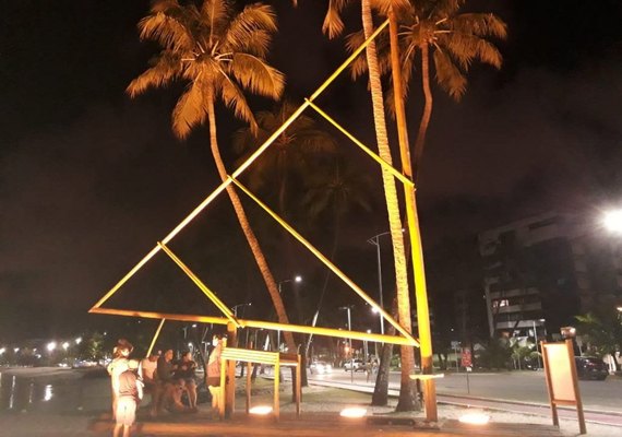 Jangada Independência recebe iluminação especial por conta do Setembro Amarelo