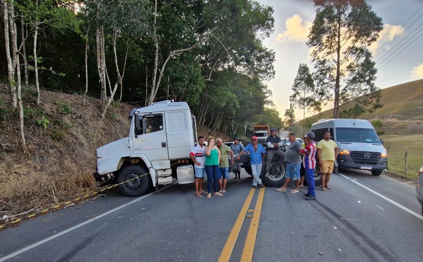 Motoqueiro morre em Porto Calvo após colisão frontal com caminhão na AL-105