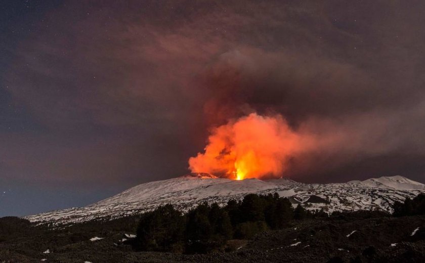 Explosão de cratera do vulcão Etna deixa dez turistas feridos na Itália
