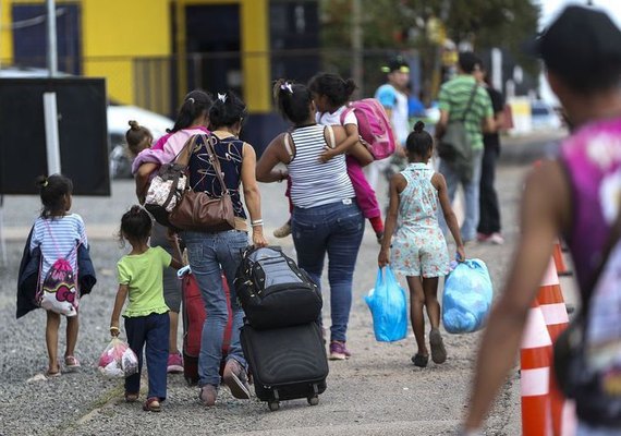 Mais de 100 venezuelanos são transferidos para quatro cidades