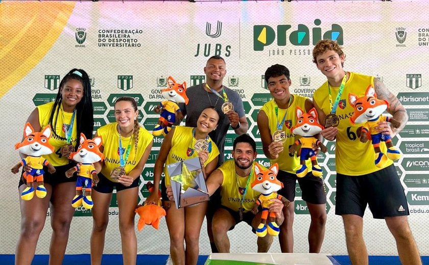 JUBs Praia 2025: equipe de vôlei 4x4 da UNINASSAU Maceió conquista bronze